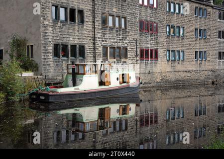 Traditionelle Reihenhütten und Boot neben dem Rochdale Canal an der Hebden Bridge West Yorkshire England Stockfoto