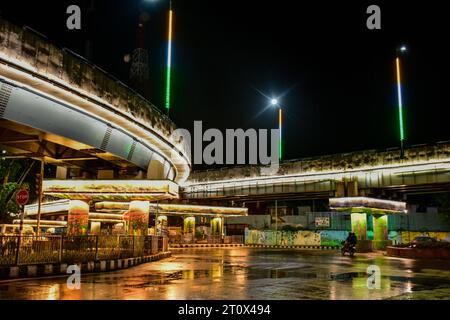 Srinagar, Indien. Oktober 2023. Ein Motorradfahrer fährt die Straße entlang, während es regnet in Srinagar, der Sommerhauptstadt von Jammu und Kaschmir. Quelle: SOPA Images Limited/Alamy Live News Stockfoto