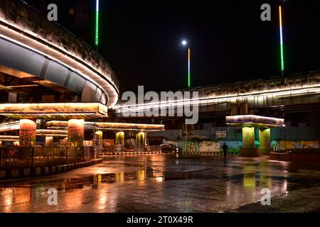 Srinagar, Indien. Oktober 2023. In Srinagar, der Sommerhauptstadt von Jammu und Kaschmir, spaziert ein Mann entlang der Straße. Quelle: SOPA Images Limited/Alamy Live News Stockfoto