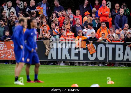 Zeist, Niederlande. Oktober 2023. ZEIST, NIEDERLANDE - 9. OKTOBER: Fans und Unterstützer von Oranje während eines Trainings der niederländischen Fußballmannschaft für Herren auf dem KNVB Campus am 9. Oktober 2023 in Zeist, Niederlande (Foto: Rene Nijhuis/Orange Pictures) Credit: Orange Pics BV/Alamy Live News Stockfoto