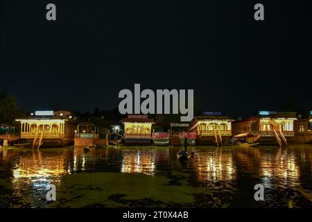 Srinagar, Indien. Oktober 2023. Ein Mann aus Kaschmir rudert sein Boot über den Dal-See während der Regenfälle in Srinagar, der Sommerhauptstadt von Jammu und Kaschmir. Quelle: SOPA Images Limited/Alamy Live News Stockfoto