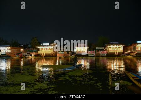 Srinagar, Indien. Oktober 2023. Ein Mann aus Kaschmir rudert sein Boot über den Dal-See während der Regenfälle in Srinagar, der Sommerhauptstadt von Jammu und Kaschmir. Quelle: SOPA Images Limited/Alamy Live News Stockfoto