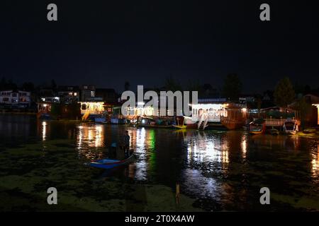 Srinagar, Indien. Oktober 2023. Ein Kaschmir-Bootsmann bringt indische Touristen während der Regenfälle in Srinagar, der Sommerhauptstadt von Jammu und Kaschmir, über den Dal-See. Quelle: SOPA Images Limited/Alamy Live News Stockfoto