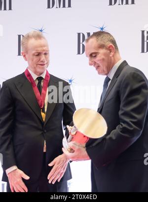 London, Vereinigtes Königreich. Oktober 2023. Gary Kemp nimmt seinen BMI Icon Award 2023 vom BMI-Präsidenten und CEO Mike O'Neill entgegen. Cristina Massei/Alamy Stockfoto