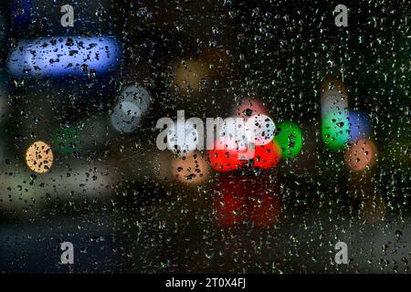 Srinagar, Indien. Oktober 2023. Ein Blick auf die Windschutzscheibe des Autos, die während des Regenfalls in Srinagar, der Sommerhauptstadt von Jammu und Kaschmir, von Regentropfen gesprenkelt ist. (Foto: Saqib Majeed/SOPA Images/SIPA USA) Credit: SIPA USA/Alamy Live News Stockfoto