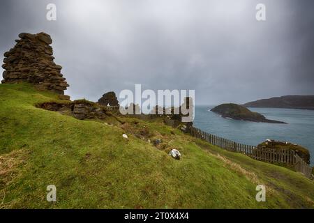 Duntulm Castle, die Ruinen einer mittelalterlichen Festung auf der Trotternish Peninsula auf der Isle of Skye, Schottland, Großbritannien Stockfoto