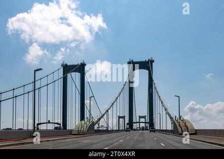 Die Fahrer blicken auf die Delaware Memorial Bridge in der Nähe von Wilmington, DE, USA in nördlicher Richtung mit Autos auf der Straße, die den Delaware River überqueren Stockfoto