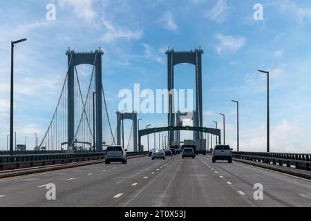 Die Fahrer blicken auf die Delaware Memorial Bridge in der Nähe von Wilmington, DE, USA in nördlicher Richtung mit Autos auf der Straße, die den Delaware River überqueren Stockfoto