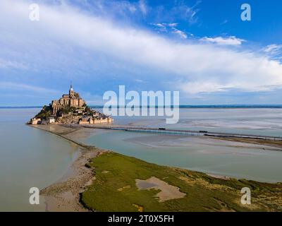 Aus der Vogelperspektive, Klosterinsel, Kloster Mont-Saint-Michel, Le Mont-Saint-Michel, Mont Saint Michel, UNESCO-Weltkulturerbe, Normandie, Frankreich Stockfoto