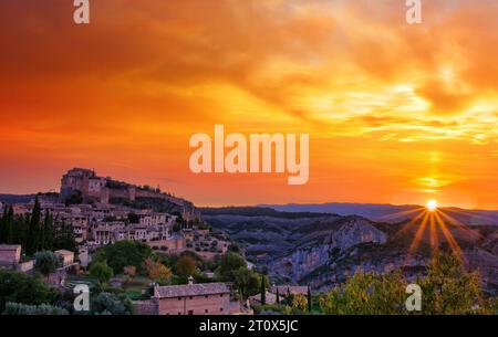 Sonnenaufgang in der mittelalterlichen Stadt Alquezar, Provinz Huesca, Aragon, Spanien Stockfoto