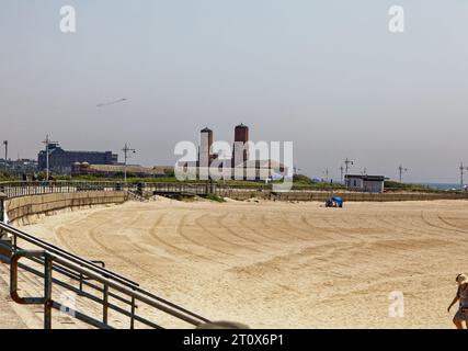 Der Jacob Riis Park und der Boardwalk sind mittags verlassen. Es sei denn, man zählt Seevögel. Stockfoto