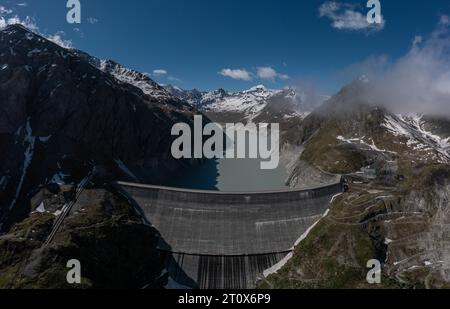 Aus der Vogelperspektive auf den Staudamm Grand-Dixence und den Stausee Lac des Dix im Val d'Heremence im Kanton Wallis, Schweiz Stockfoto