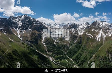 Aus der Vogelperspektive auf den Staudamm Grand-Dixence und den Stausee Lac des Dix im Val d'Heremence im Kanton Wallis, Schweiz Stockfoto