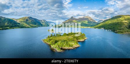 Luftpanorama des westlichen Teils von Loch Leven mit der historischen Insel Eilean Munde, darüber der 742 Meter hohe Pap of Glencoe, Highlands Stockfoto