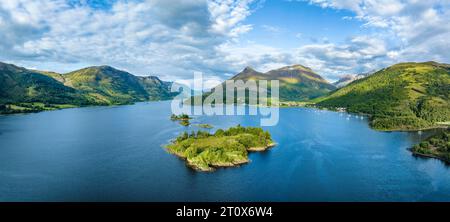 Luftpanorama des westlichen Teils des Süßwasserlochs Loch Leven mit der historischen Insel EileanMunde, darüber der 742 Meter hohe Pap of Stockfoto