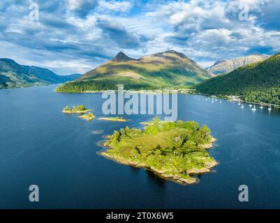 Aus der Vogelperspektive auf den westlichen Teil von Loch Leven mit der historischen Insel Eilean Munde, darüber der 742 Meter hohe Pap of Glencoe, Highlands Stockfoto