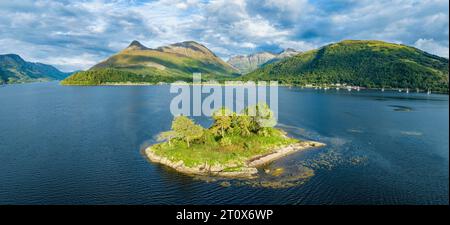 Luftpanorama des westlichen Teils von Loch Leven mit der historischen Isle of Discussion, darüber der 742 Meter hohe Pap of Glencoe, Highlands Stockfoto