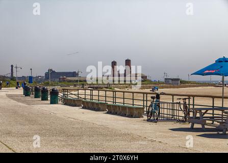Der Jacob Riis Park und der Boardwalk sind mittags verlassen. Es sei denn, man zählt Seevögel. Stockfoto