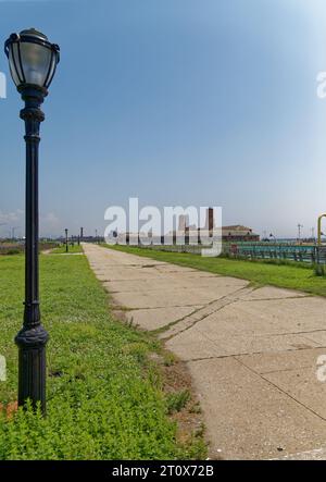 Der Jacob Riis Park und der Boardwalk sind mittags verlassen. Es sei denn, man zählt Seevögel. Stockfoto