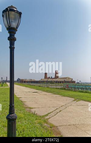 Der Jacob Riis Park und der Boardwalk sind mittags verlassen. Es sei denn, man zählt Seevögel. Stockfoto