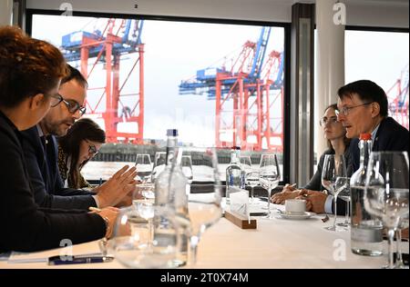 Hamburg, Deutschland. Oktober 2023. Karl Lauterbach (r, SPD), deutscher Gesundheitsminister, führt ein bilaterales Gespräch mit Aurelien Rousseau (l), Gesundheitsministerin Frankreichs, während einer Bootsfahrt im Deutsch-Französischen Retreat. Hinweis: John MacDougall/POOL/dpa/Alamy Live News Stockfoto