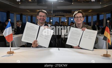 Hamburg, Deutschland. Oktober 2023. Klara Geywitz (l, SPD), Bundesministerin für Wohnungsbau, Stadtentwicklung und Bauwesen, und Patrice Vergriete, Ministerin für Wohnungsbau in Frankreich, unterzeichnen Abkommen. Hinweis: John MacDougall/POOL/dpa/Alamy Live News Stockfoto