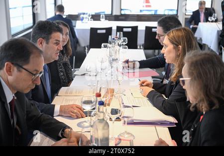 Hamburg, Deutschland. Oktober 2023. Hubertus Heil (2. V. l., SPD), Bundesarbeitsminister, führt während einer Bootsfahrt im Rahmen des deutsch-französischen Retreats ein bilaterales Gespräch. Hinweis: John MacDougall/POOL/dpa/Alamy Live News Stockfoto