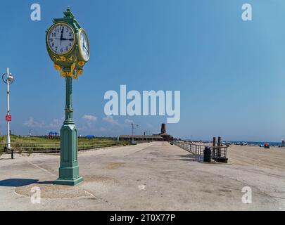 Der Jacob Riis Park und der Boardwalk sind mittags verlassen. Es sei denn, man zählt Seevögel. Stockfoto