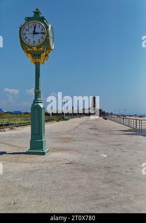 Der Jacob Riis Park und der Boardwalk sind mittags verlassen. Es sei denn, man zählt Seevögel. Stockfoto