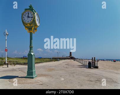Der Jacob Riis Park und der Boardwalk sind mittags verlassen. Es sei denn, man zählt Seevögel. Stockfoto