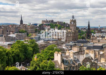 Blick vom Calton Hill auf die historische Altstadt mit dem Edinburgh Castel, Edinburgh, Schottland, Großbritannien Stockfoto