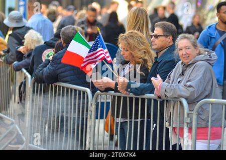 New York City, Usa. Oktober 2023. Zuschauer, die die amerikanische und italienische Flagge während des 79. Jährlichen Columbus Day entlang der Fifth Avenue in New York City halten. Quelle: Ryan Rahman/Alamy Live News Stockfoto