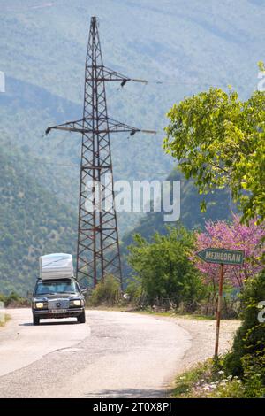 Tal der Vjosa, Vjose, Country Road mit Mercedes, Nationalpark Wild River Vjosa, Permet, Qark Gjirokastra, Albanien Stockfoto