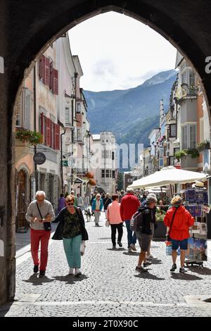 Blick durch das Tor im Zwoelferturm auf die Altstadt von Sterzing mit vielen Touristen, Südtirol, Italien Stockfoto