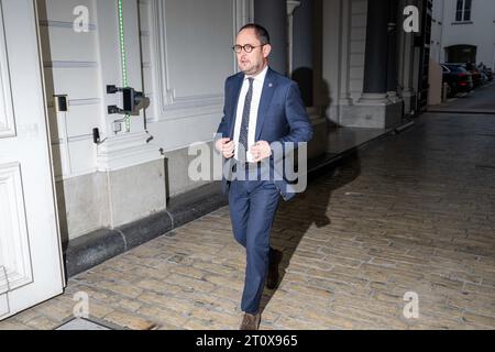 Brüssel, Belgien Oktober 2023. Justizminister Vincent Van Quickenborne wird vor einer Pressekonferenz im Anschluss an die Verhandlungen über den Haushaltsplan 2024 der Bundesregierung am Montag, den 09. Oktober 2023 in Brussel gesehen. BELGA PHOTO JONAS ROOSENS Credit: Belga News Agency/Alamy Live News Stockfoto