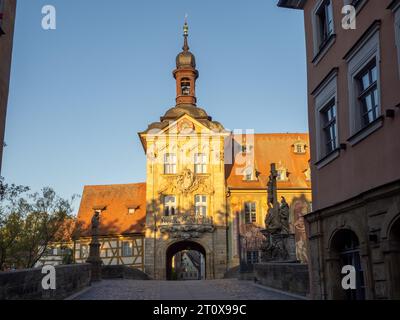 Kreuzigungsgruppe und altes Rathaus, Morgenlicht, Bamberg, Bayern, Deutschland Stockfoto