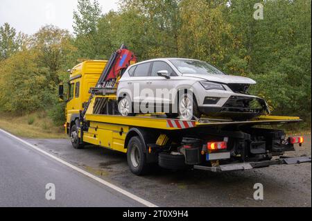 Ein weißer SUV auf einem Abschleppwagen Stockfoto