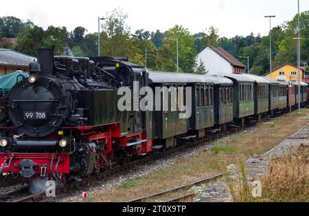 Schmalspurbahn Oechsle, ganzer Zug, in Ochsenhausen, Baden-Württemberg, Deutschland Stockfoto