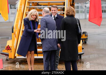 Deutsch-Franzoesische Kabinettsklausur besucht AIRBUS in Hamburg Emmanuel Macron, Staatspraesident der Franzoesischen Republik gemeinsam mit Ehefrau Brigitte Macron bei der Ankunft auf dem Airbus-Werksflughafen in Hamburg-Finkenwerder, Hamburg, 09.10.2023 Hamburg Deutschland *** Deutsch-französisches Kabinettstreffen besucht AIRBUS in Hamburg Emmanuel Macron, Präsident der Französischen Republik zusammen mit Ehefrau Brigitte Macron Ankunft am Airbus-Werksflughafen in Hamburg Finkenwerder, Hamburg, 09 10 2023 Hamburg Deutschland Credit: Imago/Alamy Live News Stockfoto