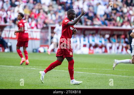 Köln, RheinEnergieStadion, 30.09.23: Serhou Guirassy (Stuttgart) stürzt beim 1. Bundesliga Spiel 1.FC Köln gegen VFB Stuttgart. Stockfoto