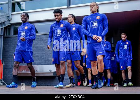 Zeist, Niederlande. Oktober 2023. ZEIST, NIEDERLANDE - 9. OKTOBER: JEREMIE Frimpong aus den Niederlanden, Ian Maatsen aus den Niederlanden, Xavi Simons aus den Niederlanden während eines Trainings der niederländischen Fußballmannschaft der Herren auf dem KNVB Campus am 9. Oktober 2023 in Zeist, Niederlande (Foto: Rene Nijhuis/Orange Pictures) Credit: Orange Pics BV/Alamy Live News Stockfoto