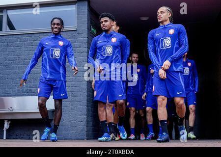 Zeist, Niederlande. Oktober 2023. ZEIST, NIEDERLANDE - 9. OKTOBER: JEREMIE Frimpong aus den Niederlanden, Ian Maatsen aus den Niederlanden, Xavi Simons aus den Niederlanden während eines Trainings der niederländischen Fußballmannschaft der Herren auf dem KNVB Campus am 9. Oktober 2023 in Zeist, Niederlande (Foto: Rene Nijhuis/Orange Pictures) Credit: Orange Pics BV/Alamy Live News Stockfoto