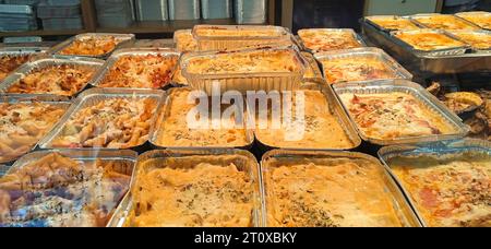 Theke mit leckeren italienischen Fertiggerichten in Spanien Stockfoto