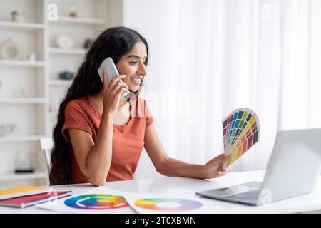 Engagierte kreative Millennial-indianerin, die von zu Hause aus arbeitet Stockfoto