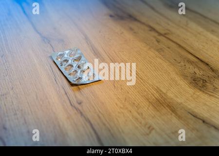 Leeren Sie den Pillenstreifen auf einem Holztisch Stockfoto