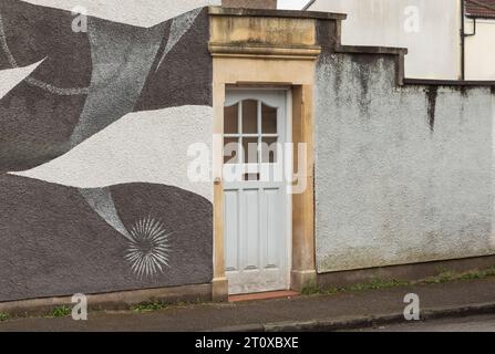 Bristol, Vereinigtes Königreich - 17. April 2023 - Grau-weiß lackierte Wand mit Starburst-Muster mit einer Tür in der Mitte Stockfoto