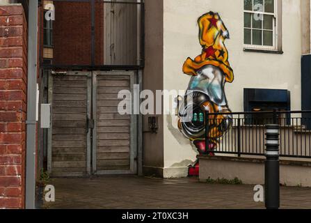 Bristol, Vereinigtes Königreich - 17. April 2023 - Wandkunst Grafitti an einer Seite eines Gebäudes in der Stadt Bristol Stockfoto