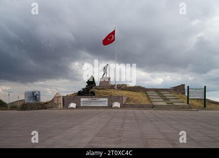 Afyonkarahisar, Türkei.29. September 2023. Kocatepe Atatürk Denkmal und Inschrift. Mustafa Kemal Atatürk und türkische Flagge. Zum Siegtag Des 30. August Stockfoto