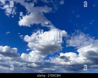 Perfekte Wolkendecke in der Wüste in der Nähe von Taos New Mexico Stockfoto