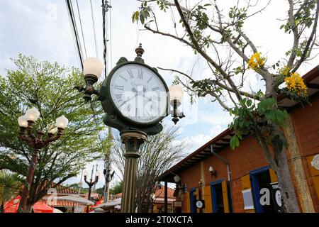 Prados, Minas Gerais, Brasilien - 08. Oktober 2023: Uhrendetail im Zentrum des Stadtteils Bichinho, im Inneren von Minas Gerais, Brasilien Stockfoto